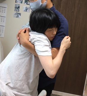 陣痛相方に支えてもらう.jpg