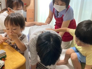 陣痛長男も背中さすって応援.jpg